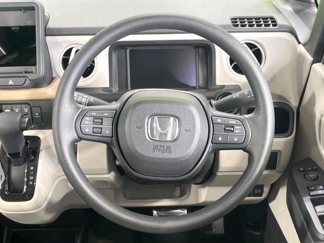 インテリアに合わせたデザインのステアリングは、運転される方のことも考え、運転しやすい形状、大きさです。是非一度、実際に触ってお確かめください。
