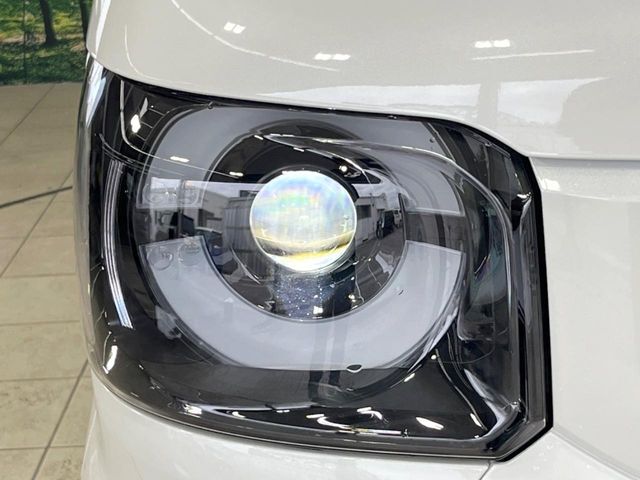 【LEDヘッドライト】悪天候や夜間走行時も良好な視界を確保し安心して運転できる高輝度LEDヘッドライトを装備！点灯速度が早く、消費電力も抑えられています。