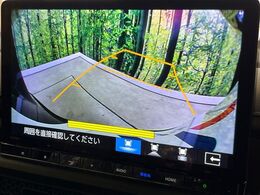 【バックカメラ】駐車時に後方がリアルタイム映像で確認できます。大型商業施設や立体駐車場での駐車時や、夜間のバック時に大活躍！運転スキルに関わらず、今や必須となった装備のひとつです！