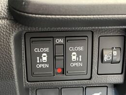 【両側パワースライドドア】スマートキーや運転席のスイッチで後席両側スライドドアの開閉が可能♪電動だから力を入れてドアを開ける必要が無く、小さなお子様でも簡単に開け閉めでき快適です♪