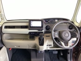 車内は光触媒抗菌消臭施工済です。スタイリッシュなデザインで暖かみのあるインパネ周りを演出します。グローブボックスやカップホルダーのほかにトレーなどたくさんの収納スペースが装備されています。