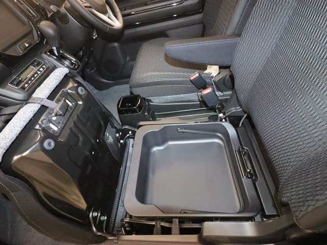 お車のご購入は　カーセブンメガ三郷店にお任せ！入庫の流通がシンプルでおトクな下取り車、買取車が多数在庫！また、とても魅力的なオークションカーも勢ぞろい♪広大な展示場に300台以上の在庫がございます♪