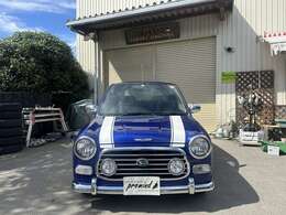 可愛くてレトロ感あふれるフロントグリル、