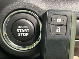 【キーレススタートシステム】カバンやポケットに入れたままでもドアの施錠・解錠が可能なスマートキーを装備。エンジンのオン・オフ時もカギを取り出す必要が無いからとっても便利です♪