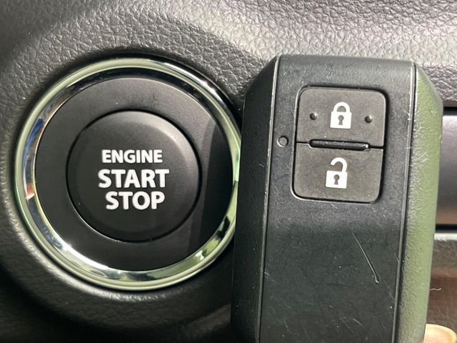 【キーレススタートシステム】カバンやポケットに入れたままでもドアの施錠・解錠が可能なスマートキーを装備。エンジンのオン・オフ時もカギを取り出す必要が無いからとっても便利です♪