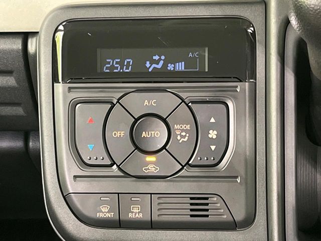 【オートエアコン】一度お好みの温度に設定すれば、車内の温度を検知し風量や温度を自動で調整。暑い…寒い…と何度もスイッチ操作をする必要はありません。快適な車内空間には必須の機能ですね♪