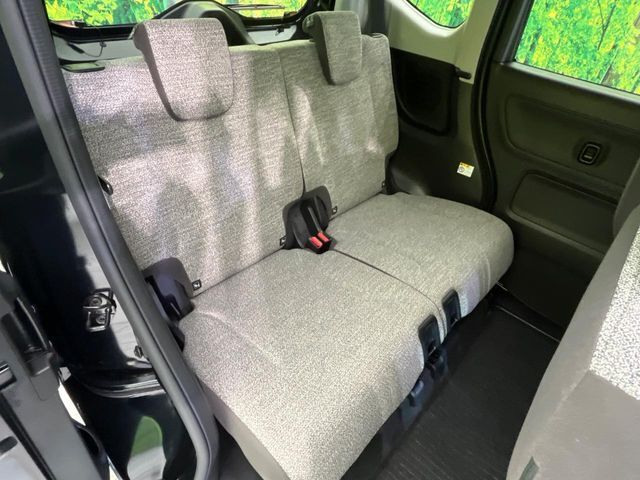 後部座席も気になるようなキズ・汚れやへたり等、大きなダメージはなく、良好な状態です。