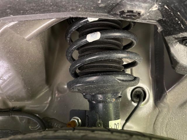 お車を安心してお乗りいただく為には、足回りの定期点検が欠かせません。サービスサポート（有償保証）では無料点検もご提供しており、安心のカーライフをお過ごしいただけるサポート体制が整っています。