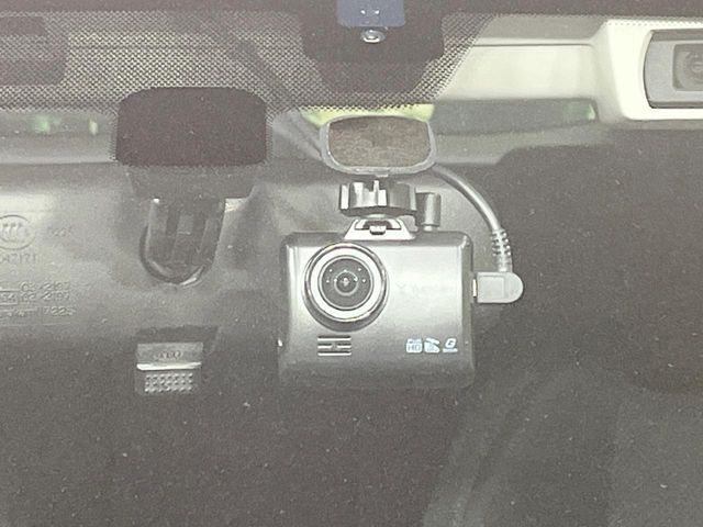 【ドライブレコーダー】安心・安全なカーライフに必須のドライブレコーダーを装備！走行中はもちろん、あおり運転や事故に遭遇した際の状況も映像で記録し、万一のリスクに備えます。