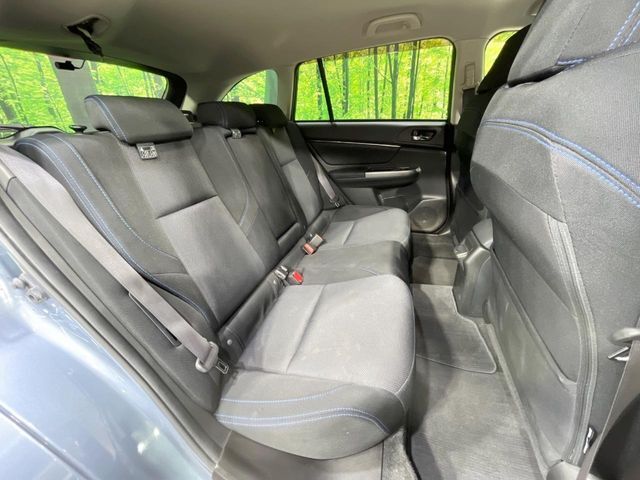 後部座席も気になるようなキズ・汚れやへたり等、大きなダメージはなく、良好な状態です。