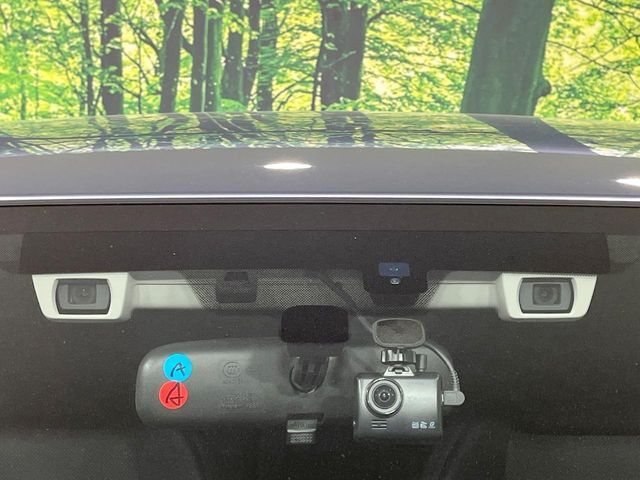 【アイサイト】前方の車両等を検知し、衝突しそうな時は警報で注意を促し、ブレーキを踏む力をサポート。ブレーキを踏めなかった場合は衝突被害軽減ブレーキが作動、衝突回避をサポートします。