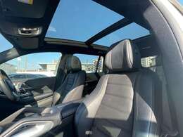 【パノラミックライディングルーフ】紫外線を効果的に遮るUVカットガラスを採用し、ウインドデフレクターも装備しています。ワンタッチ開閉機能、挟み込み防止装置も備わります。後部座席のガラスは開閉しません。