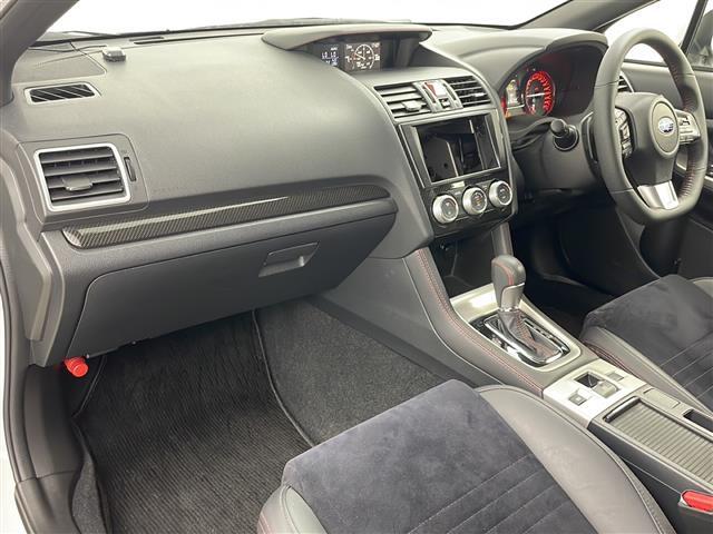 【フロアマット】車内を綺麗に保つのには必須のアイテムです。当店ではフカフカな新品マットも絶賛取り扱い中！ぜひご相談くださいませ。