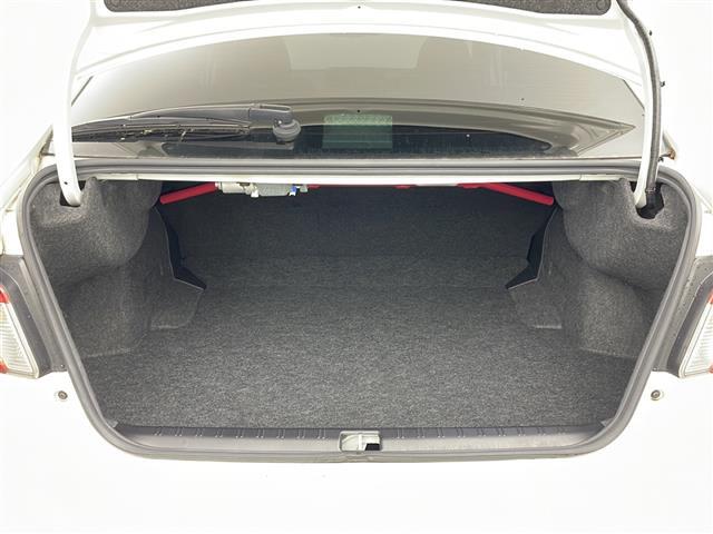 【トランク】積み込みやすくて、たっぷり積める荷室です。シートアレンジできるものは、乗車人数と荷物の量や大きさによってシートを動かすことができるので、より快適なドライブが可能です！