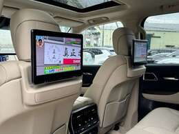メーカーオプションのリヤシートエンターテインメントシステム！！タッチパネル付きの11.6インチディスプレイを左右に2台装備☆彡