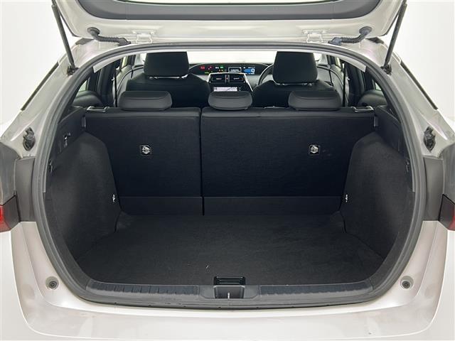 【トランク】積み込みやすくて、たっぷり積める荷室です。シートアレンジできるものは、乗車人数と荷物の量や大きさによってシートを動かすことができるので、より快適なドライブが可能です！