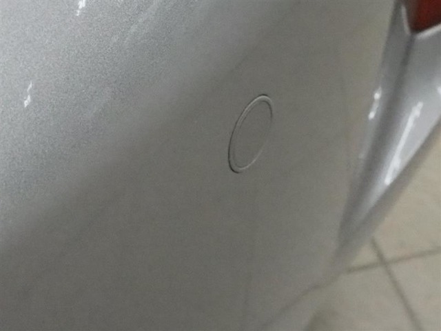 コーナーセンサーを車の前後に装備。障害物までの距離に応じて警告音を変えてお知らせ。縦列駐車時や駐車場・車庫などでの取り回しをサポートします。詳細は販売店スタッフまでおたずねください。