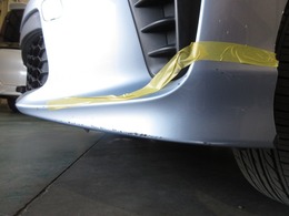 この車両は助手席側フロントバンパー にA4超えサイズ程度の傷が有ります。こちらは現状での販売となります。ご希望であれば当社にて板金修理を行うことも可能です。詳しくは担当営業までご相談下さいませ。