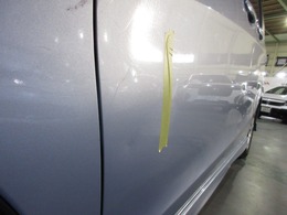この車両は助手席側フロントドア  にA5サイズ程度のへこみ・傷が有ります。こちらは現状での販売となります。ご希望であれば当社にて板金修理を行うことも可能です。詳しくは担当営業までご相談下さいませ。