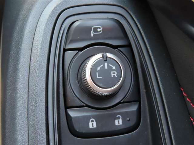 日本の駐車場は幅が広くないところが多くて、乗り降りが大変だったりしますよね。電動ミラーがあれば、室内でミラーをたためるので、駐車するときも便利ですね。