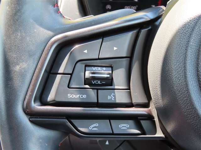 ブルートゥースに接続すれば、スマホに入れている音楽が聞けたり運転中に電話がかかってきてしまった場合もハンドルから電話を取ることができます！