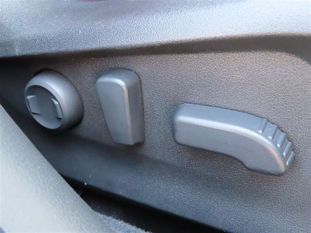 運転する時はドライビングポジションが気になりますよね。パワーシートで座席位置の微調整もしっかりできます。高級感がある装備としても人気があります。