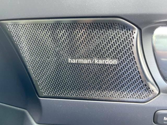 【harman　kardon】ハーマンカードンのHi-Fiスペシャリストと共に、モデル別に開発・設計された専用チューニングが臨場感溢れる音響空間を実現しています。