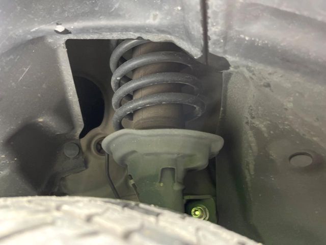 お車を安心してお乗りいただく為には、足回りの定期点検が欠かせません。サービスサポート（有償保証）では無料点検もご提供しており、安心のカーライフをお過ごしいただけるサポート体制が整っています。