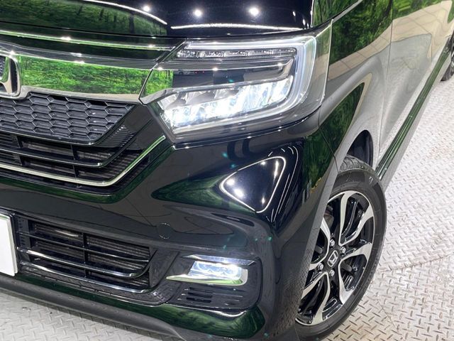 【LEDヘッドライト】悪天候や夜間走行時も良好な視界を確保し安心して運転できる高輝度LEDヘッドライトを装備！点灯速度が早く、消費電力も抑えられています。