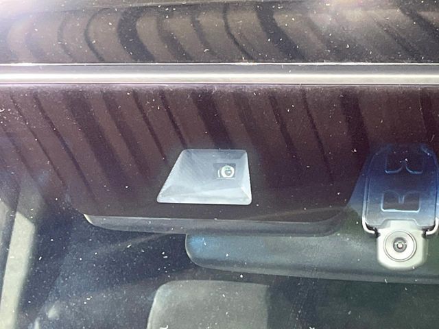 【ホンダセンシング】走行中に前方の車両等を認識し、衝突しそうな時は警報とブレーキで衝突回避と被害軽減をアシスト。より安全にドライブをお楽しみいただけます。