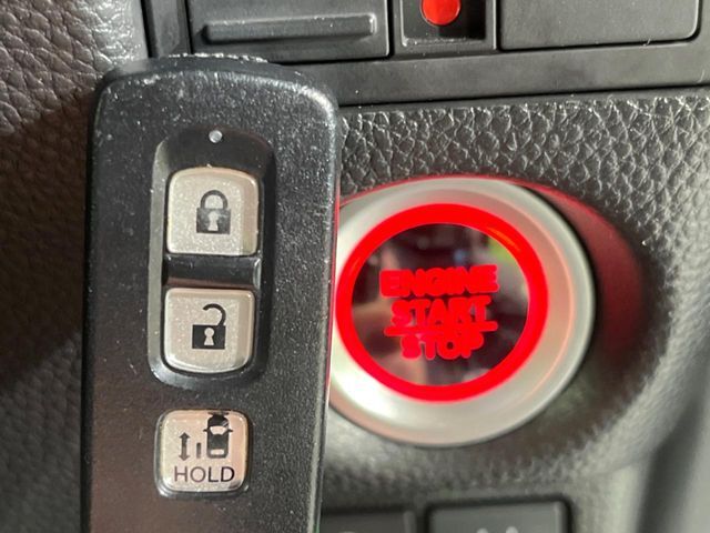 【Hondaスマートキー】カバンやポケットに入れたままでもドアの施錠・解錠が可能なスマートキーを装備。エンジンのオン・オフ時もカギを取り出す必要が無いからとっても便利です♪
