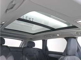 屋根一面まるごととも言える特大サイズのチルトアップ機構付電動パノラマ・ガラス・サンルーフ。晴天時はもちろん、雨天・曇天時にもシェードを開けることで常に開放的な車内空間を実現させてくれます。