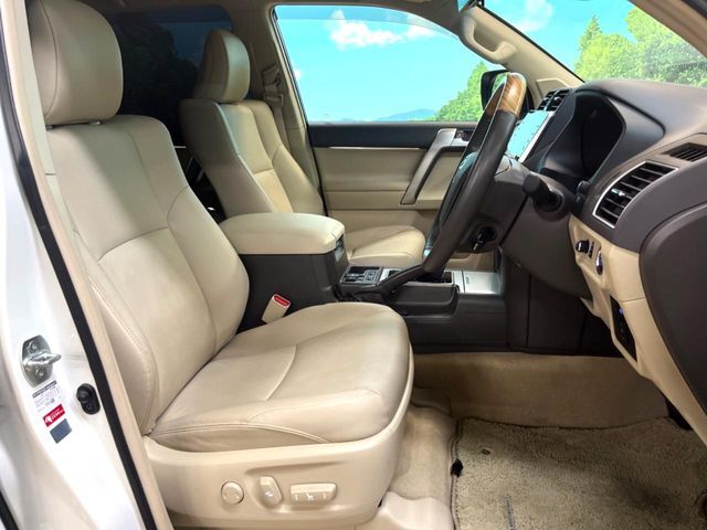 運転席まわりには十分なスペースがあり、大柄な方でもゆったり運転していただける環境です。