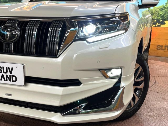 【LEDヘッドライト】悪天候や夜間走行時も良好な視界を確保し安心して運転できる高輝度LEDヘッドライトを装備！点灯速度が早く、消費電力も抑えられています。