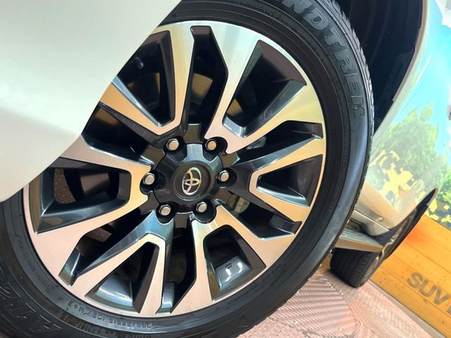 【純正オプション19インチアルミホイール】純正オプションホイールを装着。走行性能の向上に加え、外観もよりスタイリッシュになっています。