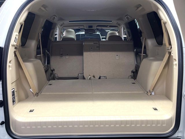 後席を格納すると、これだけの広さが！シーンに合わせたシートアレンジで、大きな荷物も積むことが出来ます♪