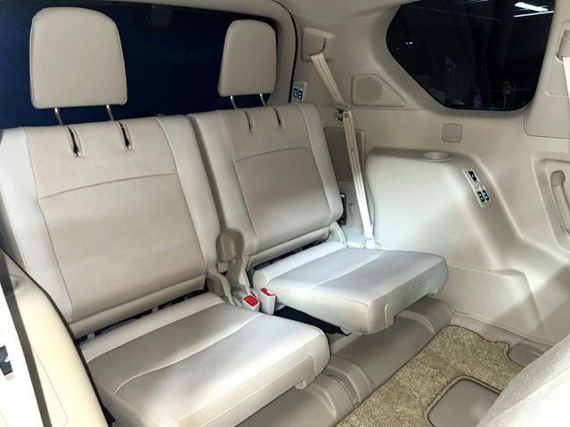 床下収納式のサードシートです。座席部分をコンパクトに収納でき、広大な荷室スペースとしてお使いいただけます！乗車人数や荷物の量など利用シーンに合わせて3列目を有効活用でき、とっても便利♪
