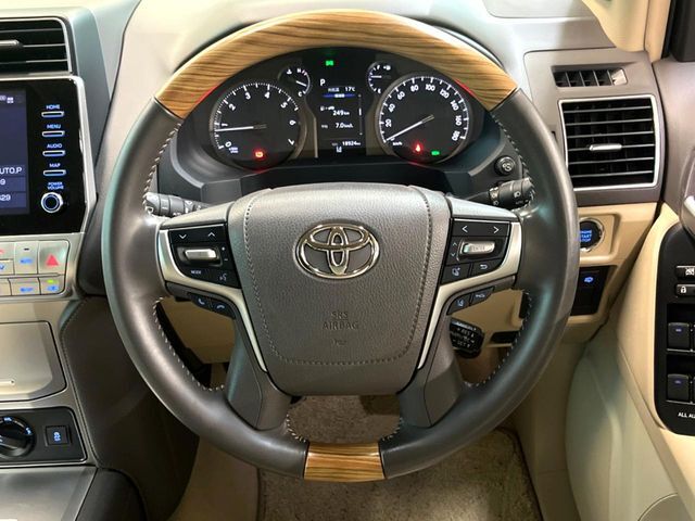 【ウッドコンビステアリング】高級感ある木目調パーツを採用した手に良く馴染むコンビハンドル。運転席廻りの雰囲気も一気に豪華になります！