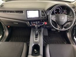 車内は光触媒抗菌消臭施工済です。インパネ周りはスタイリッシュなデザインで機能や装備も充実しています。グローブボックスやカップホルダーのほかにトレーなどたくさんの収納スペースが付いています。