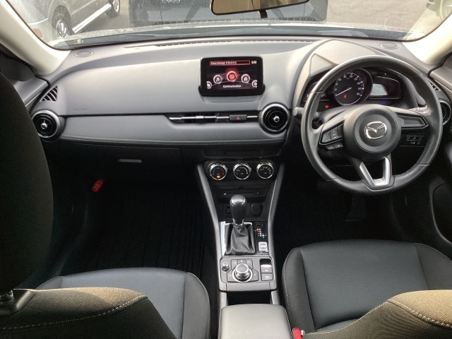 ドライバーが視線をあまり動かさずに運転に集中できるダッシュボード廻りになっています。その為ナビもビルトインではなく少し上に取り付けられています。