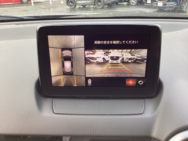 バックカメラ装備です。狭い場所での車庫入れや切り替えしの時など目で見て確認できるので便利ですね。