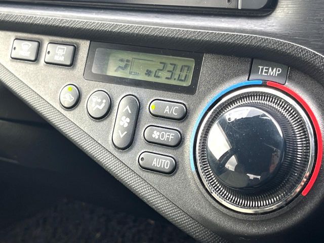 【オートエアコン】一度お好みの温度に設定すれば、車内の温度を検知し風量や温度を自動で調整。暑い…寒い…と何度もスイッチ操作をする必要はありません。快適な車内空間には必須の機能ですね♪