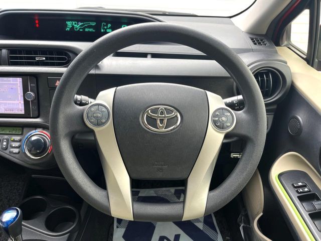 インテリアに合わせたデザインのステアリングは、運転される方のことも考え、運転しやすい形状、大きさです。是非一度、実際に触ってお確かめください。