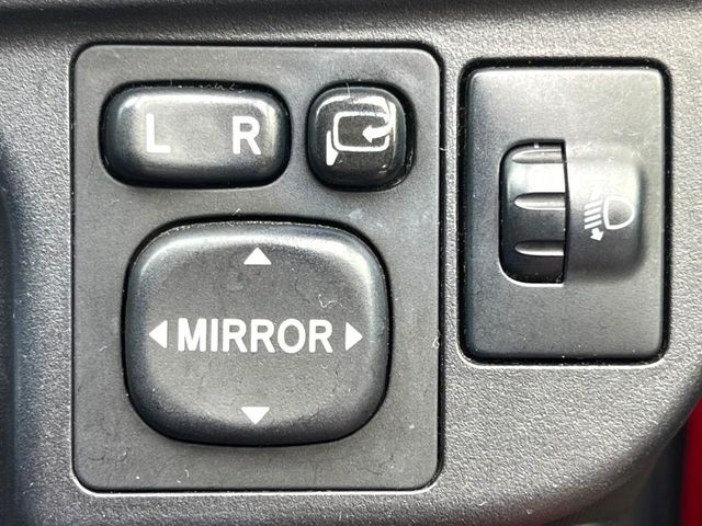 【電動格納ミラー】サイドミラーは電動格納式となっており、狭い駐車場でもキズがつくリスクを抑えられます。