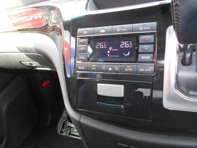 車内の室温を自動で一定に保ってくれる便利なオートエアコンが付いています。温度を設定するとクルマがエアコン噴出し温度を上げたり下げたり風量を変えたりしてくれるので運転に集中が出来ますよ。