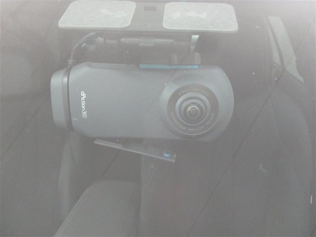 相手がある事故などの際、ドライブレコーダーで録画していれば、証拠として残り安心ですよ！