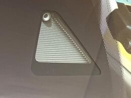 【i-ACTIVESENSE】走行中に前方の車両等を認識し、衝突しそうな時は警報とブレーキで衝突回避と被害軽減をアシスト。より安全にドライブをお楽しみいただけます。