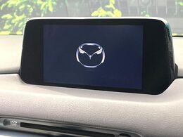 【8インチマツダコネクト】車内の雰囲気にマッチした大型のディスプレイ。スマホ接続でのナビ使用やBluetooth再生等、様々な機能が楽しめます。直感的なダイヤル操作が可能で、使い勝手も良好です。