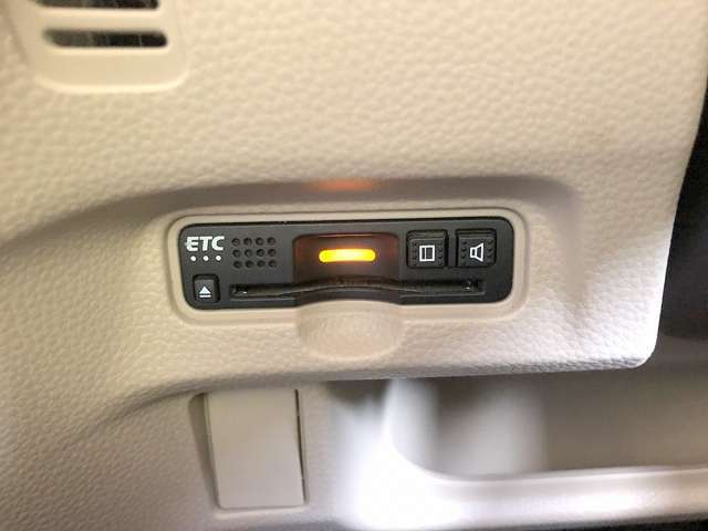 人気のオプション、ビルトインETC付き！料金所もノンストップ通過で渋滞知らず！後から付けると2万円前後はするオプションですので、最初から付いているのは嬉しいですね！