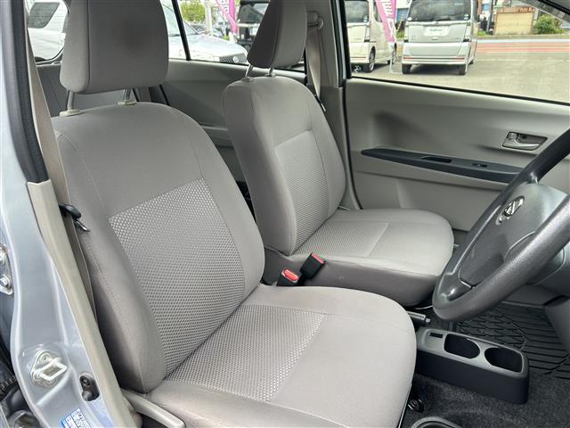 【運転席】座り心地が良いシートなので長時間の運転でも快適にお過ごしいただけます。新品のフロアマットのご注文も可能です。掲載箇所以外にご希望の写真がございましたらお気軽にお問い合わせ下さい。